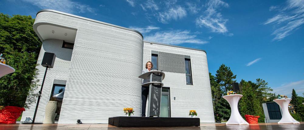Ina Scharrenbach (CDU), Ministerin für Heimat, Kommunales, Bau und Gleichstellung des Landes Nordrhein-Westfalen, spricht bei der Einweihungsfeier vor dem 3D-Druckhaus.