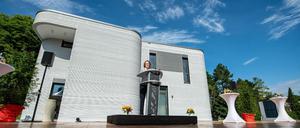  Ina Scharrenbach (CDU), Ministerin für Heimat, Kommunales, Bau und Gleichstellung des Landes Nordrhein-Westfalen, spricht bei der Einweihungsfeier vor dem 3D-Druckhaus.