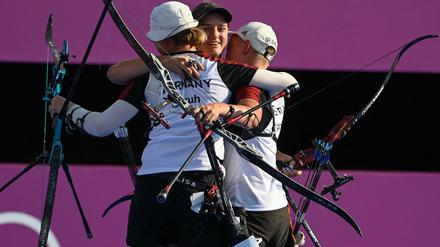 Lisa Unruh, Charline Schwarz and Michelle Kroppen feiern Bronze