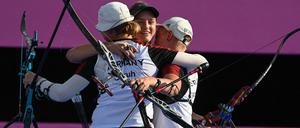 Lisa Unruh, Charline Schwarz and Michelle Kroppen feiern Bronze