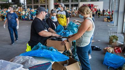 Die Spendenbereitschaft - wie hier in Rheinland-Pfalz - nach der Hochwasser-Katastrophe ist beachtlich. Die TV-Sender mobilisieren ihre Zuschauer zu Geldspenden. 