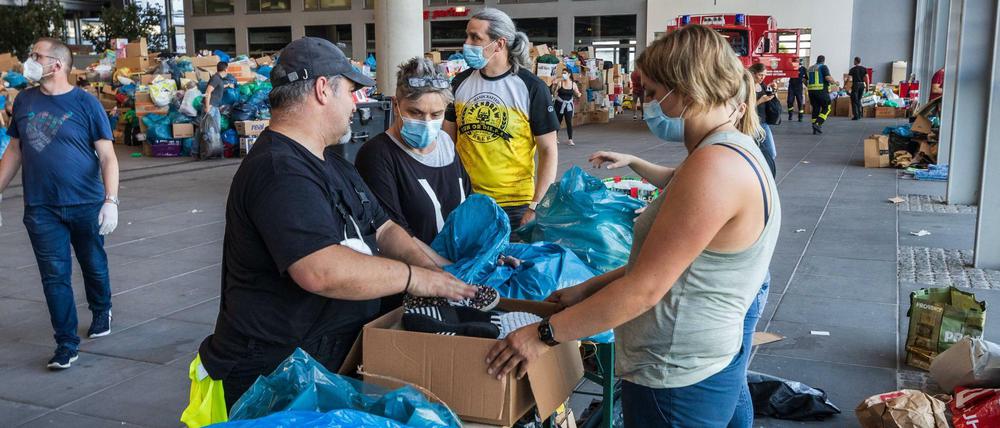 Die Spendenbereitschaft - wie hier in Rheinland-Pfalz - nach der Hochwasser-Katastrophe ist beachtlich. Die TV-Sender mobilisieren ihre Zuschauer zu Geldspenden.