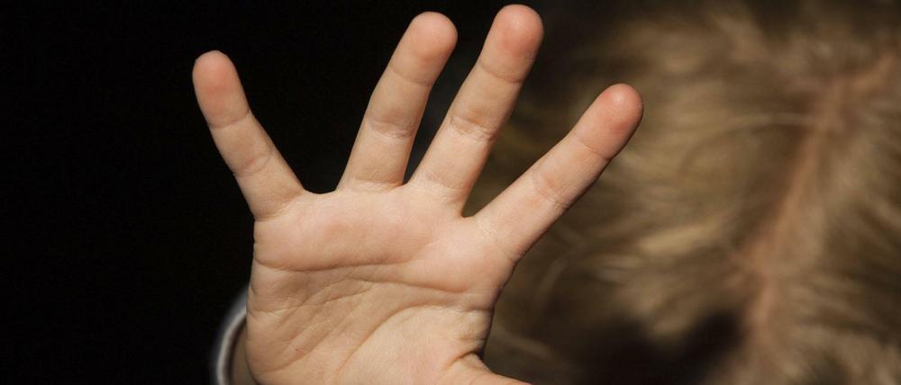 In Dresden steht ein Mann vor Gericht, der 16 Mädchen teils schwer sexuell misshandelt haben soll.