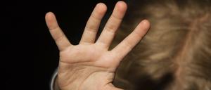 In Dresden steht ein Mann vor Gericht, der 16 Mädchen teils schwer sexuell misshandelt haben soll.