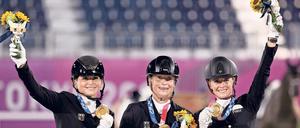 Ein dreifaches Hoch. Dorothee Schneider, Isabell Werth und Jessica von Bredow- Werndl (v. l.) waren in der Dressur eine Klasse für sich. 