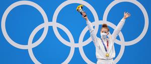  Lydia Jacoby feiert ihre Goldmedaille.