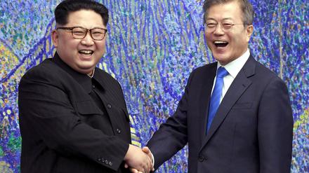 Der nordkoreanische Machthaber Kim Jong Un (l) mit dem südkoreanischen Präsidenten Moon Jae-in (Archivbild vom 27. April 2018 ). 