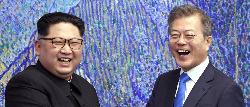 Der nordkoreanische Machthaber Kim Jong Un (l) mit dem südkoreanischen Präsidenten Moon Jae-in (Archivbild vom 27. April 2018 ).