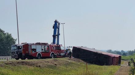 Rettungskräfte sind an der Stelle eines Busunfalls in der Nähe von Slavonski Brod in Kroatien im Einsatz.