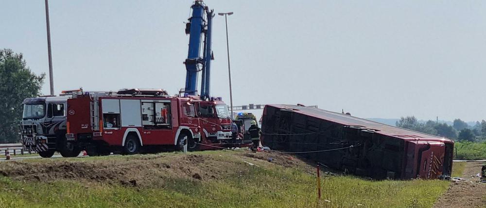 Rettungskräfte sind an der Stelle eines Busunfalls in der Nähe von Slavonski Brod in Kroatien im Einsatz.