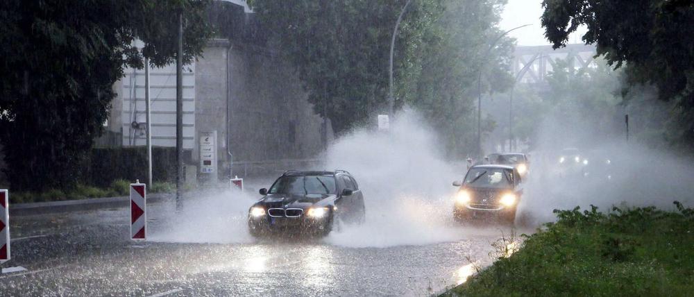 Wegen eines heftigen Unwetters war die Berliner Feuerwehr am Sonntagabend im Ausnahmezustand.