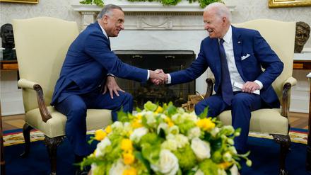 Joe Biden (r), Präsident der USA, schüttelt die Hand des irakischen Ministerpräsidenten Mustafa al-Kasimi im Oval Office.