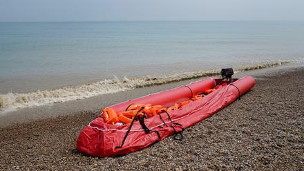 Ein Boot an einem Strand in Großbritannien. 
