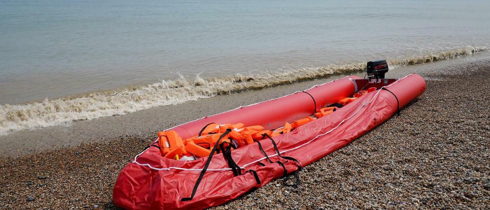 Ein Boot an einem Strand in Großbritannien. 