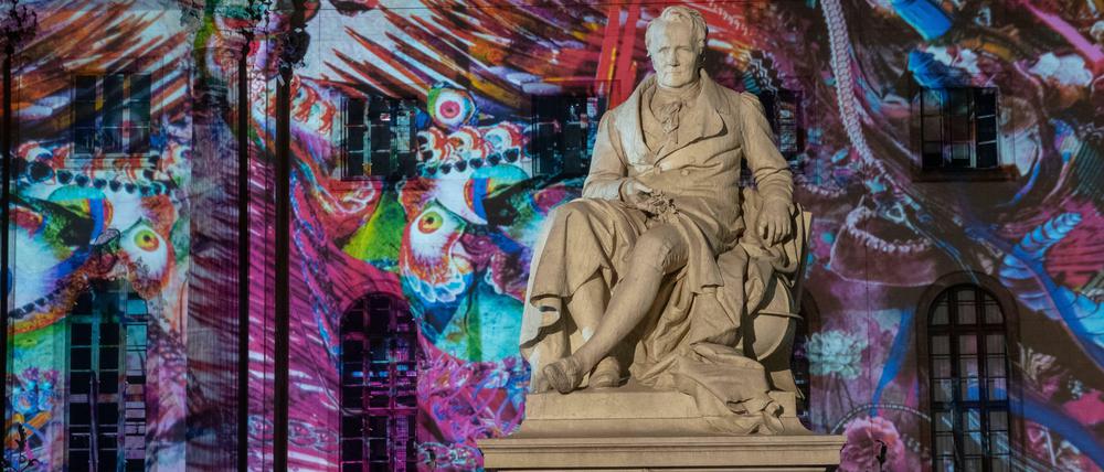 Alexander der Große. Das Humboldt-Denkmal vor der Humboldt-Universität, angestrahlt beim „Festival of Lights“.