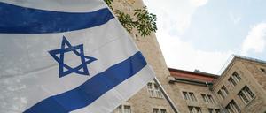 Israel-Fahne vor dem Rathaus von Berlin-Neukölln. 