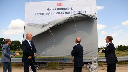 Enthüllungstermin: Ronald Pofalla, Vorstand Infrastruktur der Deutschen Bahn (DB), Dietmar Woidke (SPD), Ministerpräsident von Brandenburg, Olaf Scholz (SPD), Bundesfinanzminister, und Richard Lutz, Vorstandsvorsitzender der Deutschen Bahn,am Dienstag in Cottbus.