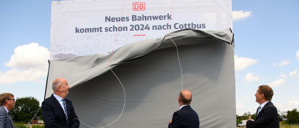 Enthüllungstermin: Ronald Pofalla, Vorstand Infrastruktur der Deutschen Bahn (DB), Dietmar Woidke (SPD), Ministerpräsident von Brandenburg, Olaf Scholz (SPD), Bundesfinanzminister, und Richard Lutz, Vorstandsvorsitzender der Deutschen Bahn,am Dienstag in Cottbus.