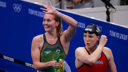 Die australische Sieger Ariarne Titmus und die deutsche Isabel Gose nach dem Finale über 400 Meter Freistil.