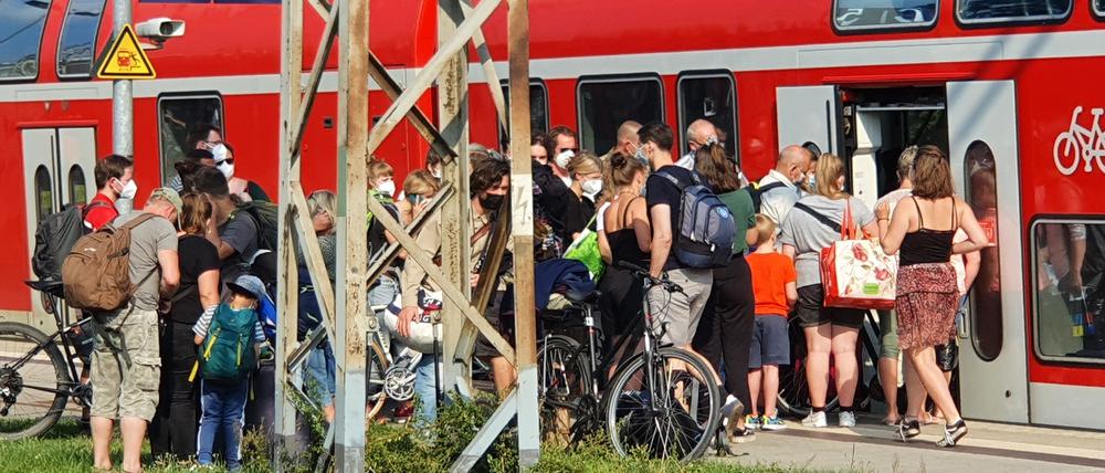 Schnappschuss am Freitag: Wegen eines "Zugtauschs" mussten Hunderte Fahrgäste in Bernau den Zug wechseln. Das Gedränge war enorm.