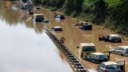 Hochwasserkatastrophe in Nordrhein-Westfalen und Rheinland-Pfalz. Der Blick von einer Brücke bei Erftstadt aus auf die vierspurig verlaufende Luxemburger Straße B265, die innerhalb kürzester Zeit vollständig überschwemmt wurde.