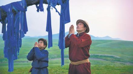 Amra (Bat-Ireedui Batmunkhw) und sein Vater Erdene (Yalalt Namsrai) halten Zwiesprache mit den Kräften der Natur. Die Bagger, die in der Nähe das Erdreich aufwühlen, kümmert das nicht.