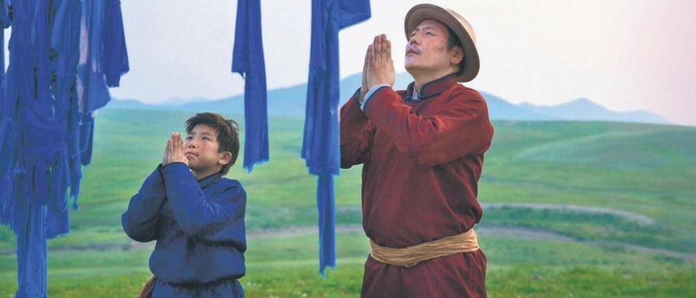 Amra (Bat-Ireedui Batmunkhw) und sein Vater Erdene (Yalalt Namsrai) halten Zwiesprache mit den Kräften der Natur. Die Bagger, die in der Nähe das Erdreich aufwühlen, kümmert das nicht.