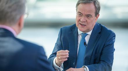 Theo Koll, Leiter des ZDF-Hauptstadtstudios Berlin, spricht mit CDU-Kanzlerkandidat und dem Ministerpräsidenten von Nordrhein-Westfalen, Armin Laschet.