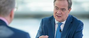 Theo Koll, Leiter des ZDF-Hauptstadtstudios Berlin, spricht mit CDU-Kanzlerkandidat und dem Ministerpräsidenten von Nordrhein-Westfalen, Armin Laschet.