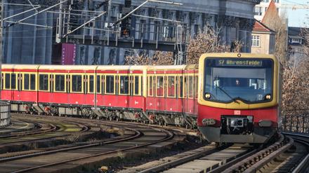 Eine S-Bahn der Linie S7 am Hackeschen Markt in Berlin.