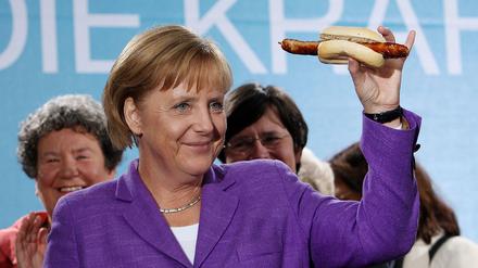 Die Bratwurst ist schon immer Angela Merkels Favorit - hier 2009 in Thüringen.