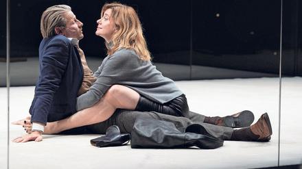 Sie will, er nicht. Caroline Peters und Christoph Gawenda in der Eröffnungsszene der „Yerma“ von Simon Stone.