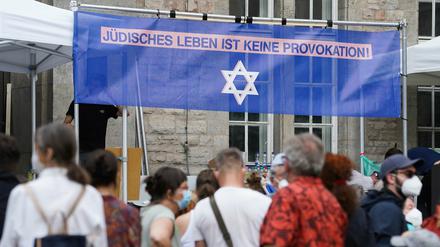 Ein Transparent mit der Aufschrift "Jüdisches Leben ist keine Provokation!" zeigt das Motto einer Kundgebung gegen Antisemitismus in Berlin-Neukölln am Sonntag.