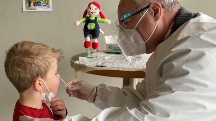 Ein Kind im Napaso-Testzentrum