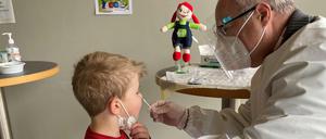 Ein Kind im Napaso-Testzentrum