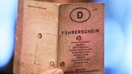 Ein «rosa Führerschein» wird hochgehalten. Bis 2033 müssen Millionen von Führerscheinen umgetauscht werden.