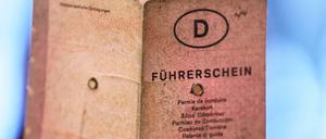 Ein «rosa Führerschein» wird hochgehalten. Bis 2033 müssen Millionen von Führerscheinen umgetauscht werden.