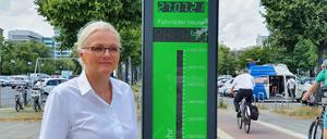 Fahrrad Nummer 47 rollt an Verkehrssenatorin Regine Günther (Grüne) vorbei. An der Straße des 17. Juni werden Radfahrer jetzt gezählt