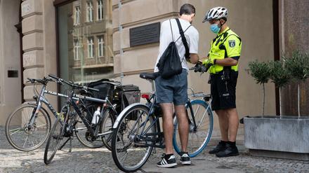 Die Berliner Polizei kontrolliert diese Woche im Schwerpunkteinsatz das Verhalten von Verkehrsteilnehmer:innen. Verstärkt wird auf Verstöße gegen und von Radfahrer:innen geachtet.