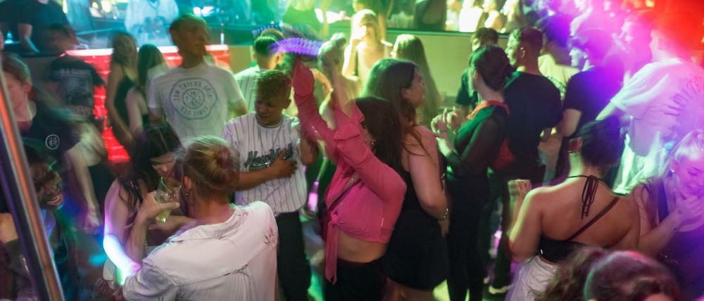 Besucher tanzen in der Diskothek Joy in Schleswig-Holstein, die einen höchstens sechs Stunden alten Schnelltes zur Voraussetzung für Tanzen ohne Mund-Nasen-Schutz macht.
