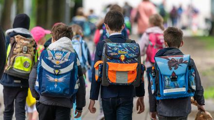 Kinder auf dem Weg in die Schule.