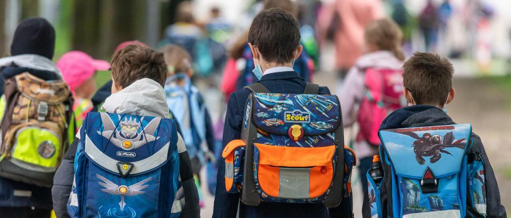 Kinder auf dem Weg in die Schule.