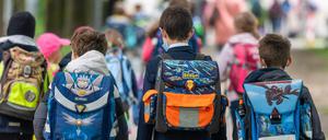 Kinder auf dem Weg in die Schule.