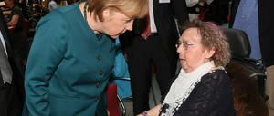 Ursula Lehmann im Gespräch mit Bundeskanzlerin Angela Merkel (CDU). 