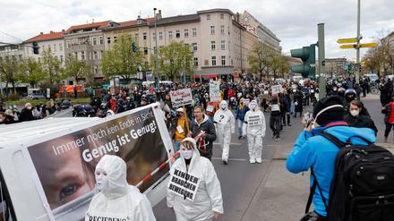 Zuletzt zogen die Proteste der Corona-Skeptiker immer weniger Demonstrierende an. Doch die Debatte um eine Impfpflicht könnte der Bewegung wieder Aufwind verschaffen.