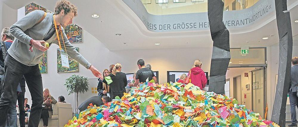 Genieblitze im Papierhaufen - oder purer Gedankenmüll? Zu ihrem zehnjährigen Jubiläum 2017 brüstete sich die Potsdamer HPI School of Design Thinking, in Workshops und Projekten jährlich rund 12000 Notizzettel zu verbrauchen.
