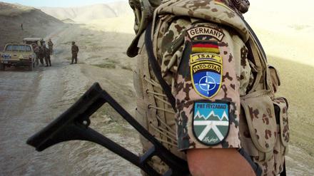 Ein Soldat des deutschen ISAF-Kontingents patrouilliert in der Umgebung von Faisabad in Afghanistan.