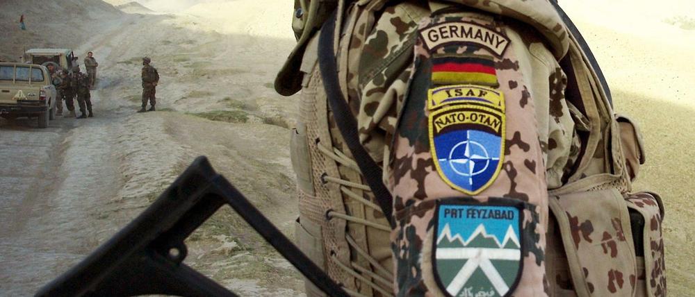 Ein Soldat des deutschen ISAF-Kontingents patrouilliert in der Umgebung von Faisabad in Afghanistan.