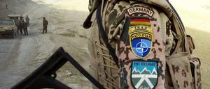 Ein Soldat des deutschen ISAF-Kontingents patrouilliert in der Umgebung von Faisabad in Afghanistan.