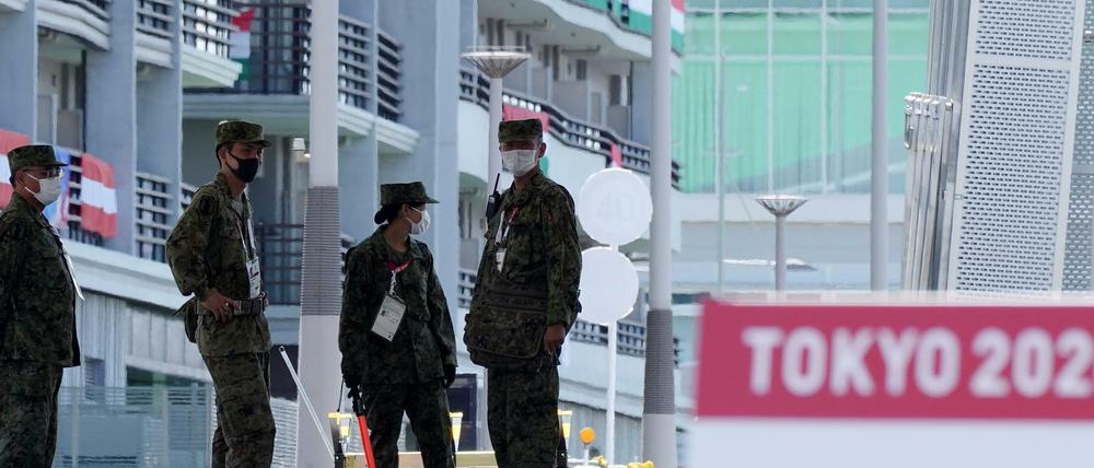Soldaten vor dem Olympischen Dorf